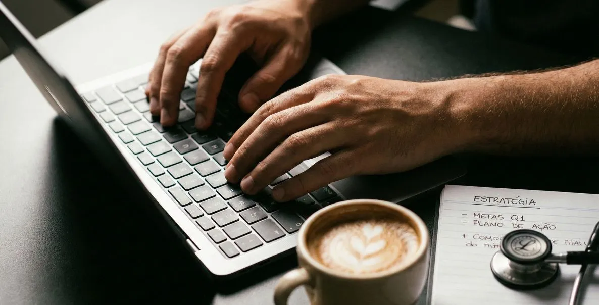Médico em Brasília analisando dashboard financeiro de sua clínica no tablet, evidenciando o controle gerado pelo BPO Financeiro da Alva Medical.